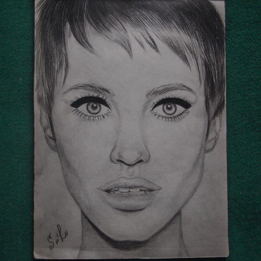 This Artist Draws Portraits Using Only Pencils