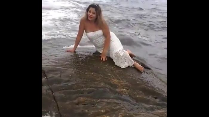 Funny Videos 2016 – Cute Girl On A Beach But She Didn’t Expect That