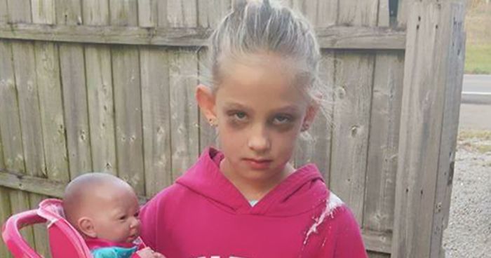 7-Year-Old Girl Dresses As “Exhausted Mom” For Halloween And Wins The Internet7-Year-Old Girl Dresses As “Exhausted Mom” For Halloween And Wins The Internet