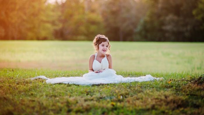 4 Year Old Girl Honors Her Late Mother By Wearing Her Wedding Dress In Beautiful Photo Shoot 4 Year Old Girl Honors Her Late Mother By Wearing Her Wedding Dress In Beautiful Photo Shoot