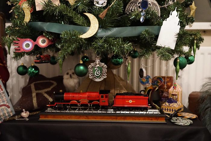 This Harry Potter Themed Christmas Tree Is A Feast For Potterheads