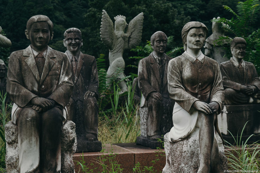 I Photographed 800 Creepy Lifelike Statues In An Abandoned Japanese Park