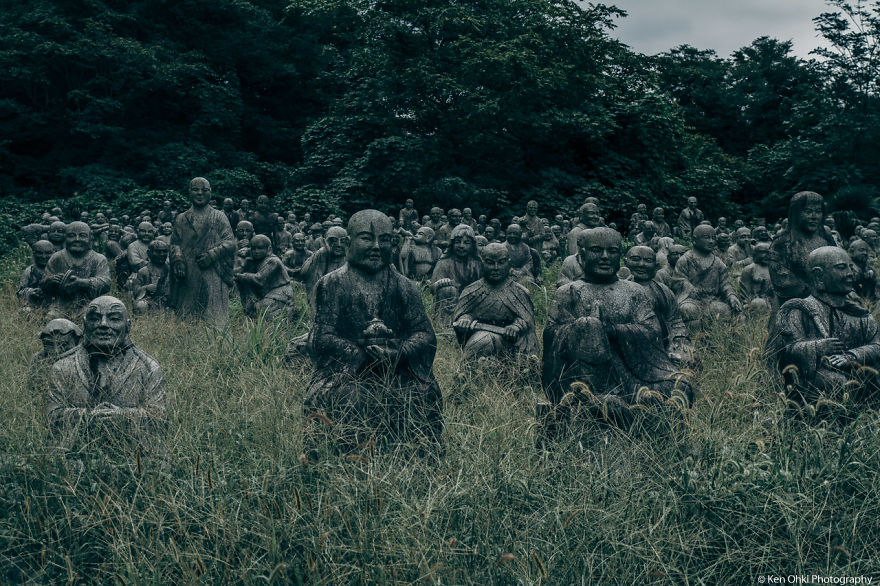 I Photographed 800 Creepy Lifelike Statues In An Abandoned Japanese Park