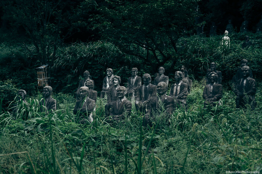 I Photographed 800 Creepy Lifelike Statues In An Abandoned Japanese Park