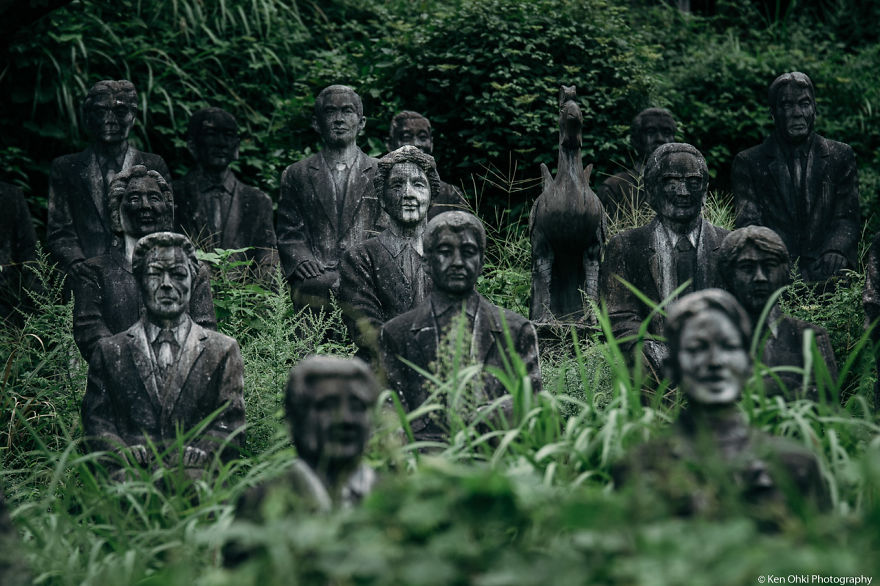 I Photographed 800 Creepy Lifelike Statues In An Abandoned Japanese Park