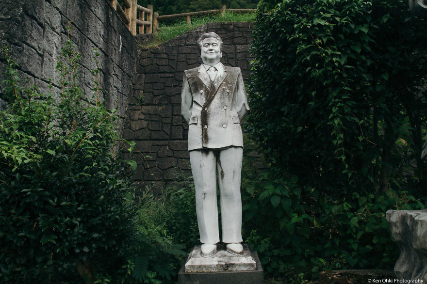 I Photographed 800 Creepy Lifelike Statues In An Abandoned Japanese Park