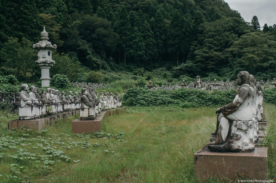 I Photographed 800 Creepy Lifelike Statues In An Abandoned Japanese Park