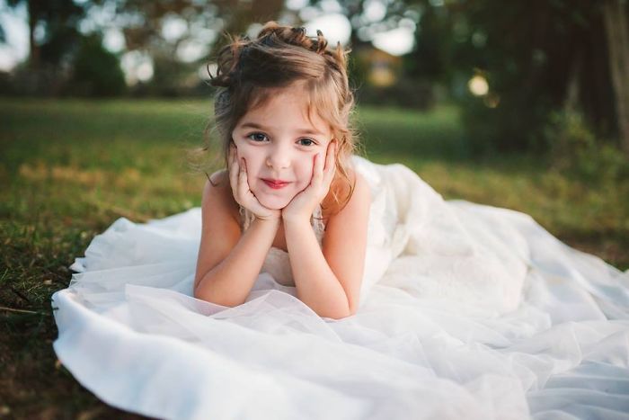 4 Year Old Girl Honors Her Late Mother By Wearing Her Wedding Dress In Beautiful Photo Shoot 4 Year Old Girl Honors Her Late Mother By Wearing Her Wedding Dress In Beautiful Photo Shoot