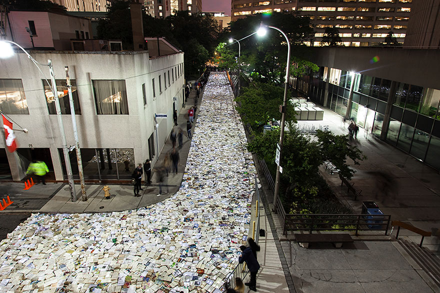 book-installation-literature-vs-traffic-luzinterruptus-toronto-2 book-installation-literature-vs-traffic-luzinterruptus-toronto-2