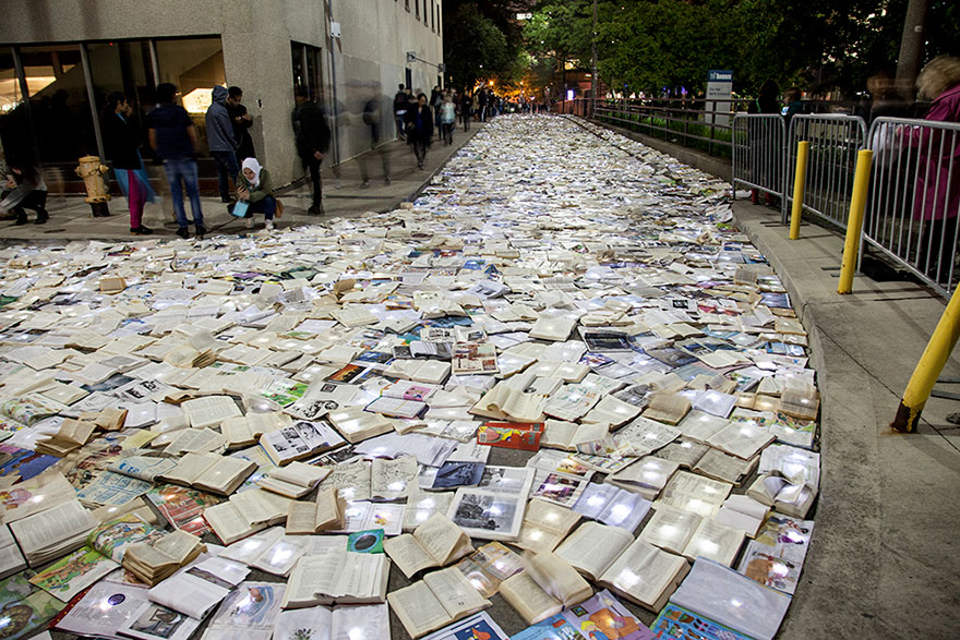 book-installation-literature-vs-traffic-luzinterruptus-toronto-4 book-installation-literature-vs-traffic-luzinterruptus-toronto-4