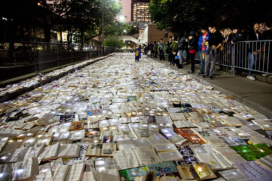 book-installation-literature-vs-traffic-luzinterruptus-toronto-8
