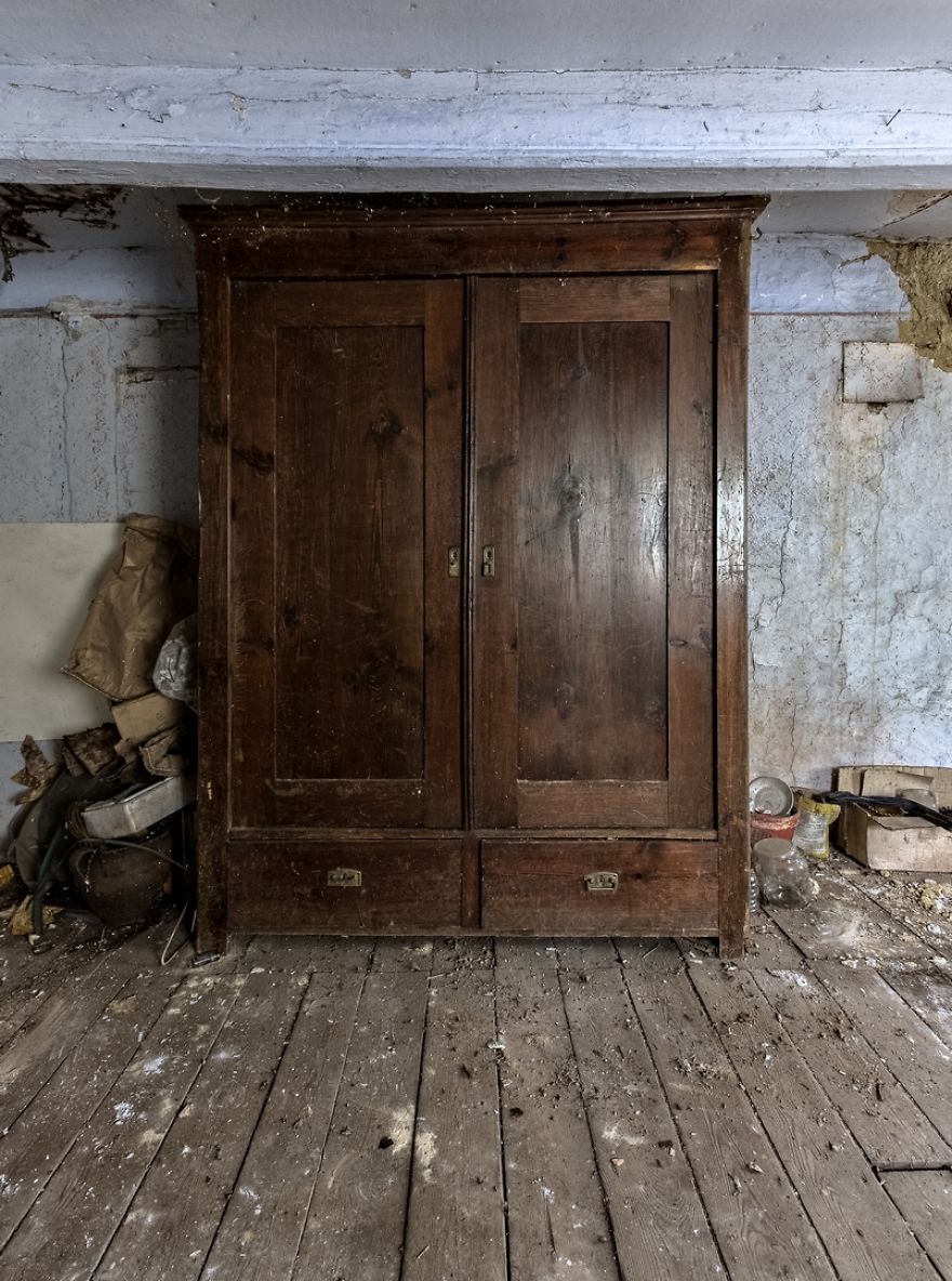 An Incredible Abandoned Cottage From 1858 (poland) An Incredible Abandoned Cottage From 1858 (poland)
