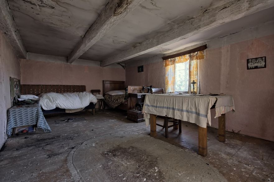 An Incredible Abandoned Cottage From 1858 (poland) An Incredible Abandoned Cottage From 1858 (poland)