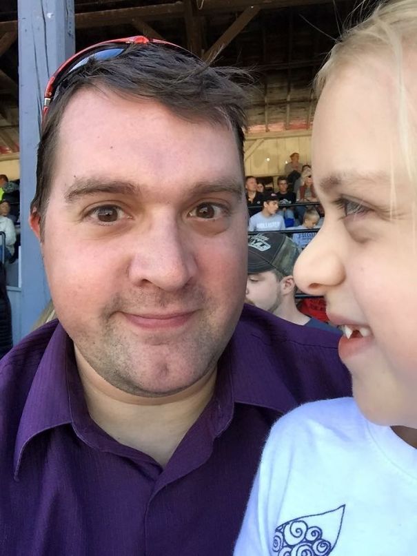 Man smiling with a young child at an outdoor event, illustrating before-and-after pics showing what happens when you stop drinking.