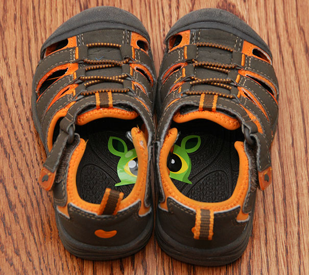 Put Stickers On Your Kid's Shoes To Teach Them To Put Them On The Right Feet