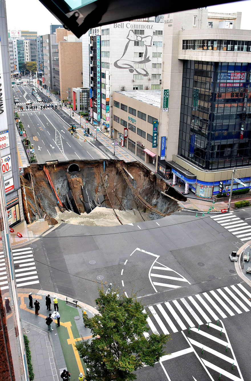 sinkhole-fix-fukuoka-japan-1 sinkhole-fix-fukuoka-japan-1