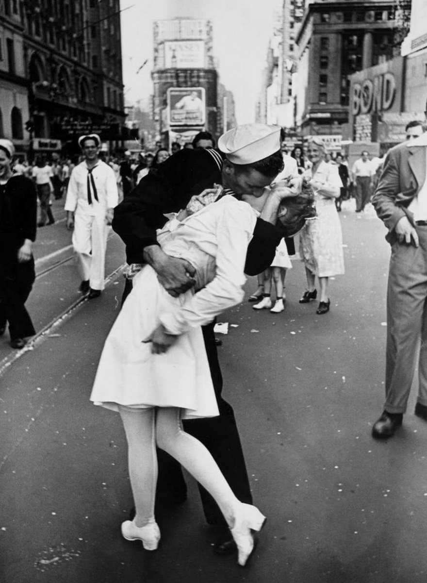 Sailor kissing woman in iconic Times Square photo, black and white, historical moment captured among famous photos.