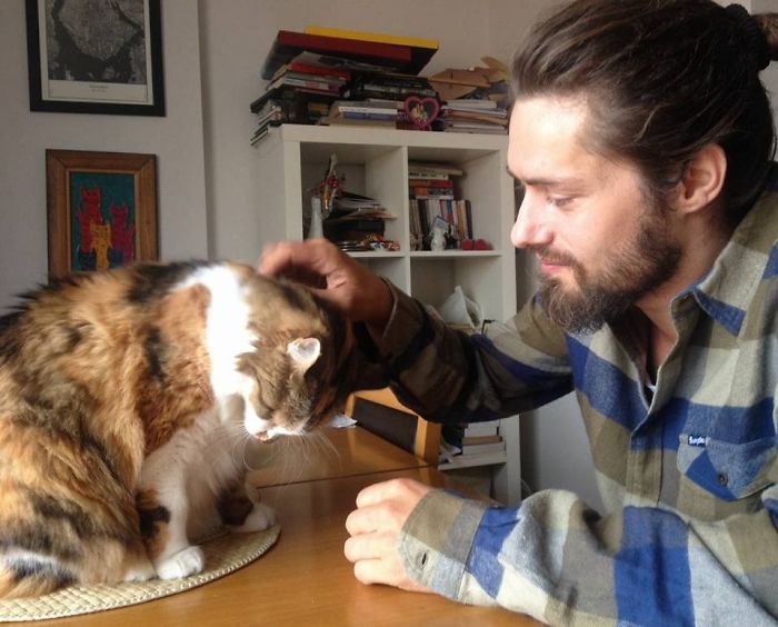 Meet Gökçer Korkmaz, The Bighearted Volunteer Who Is Living With 500+ Animals Meet Gökçer Korkmaz, The Bighearted Volunteer Who Is Living With 500+ Animals