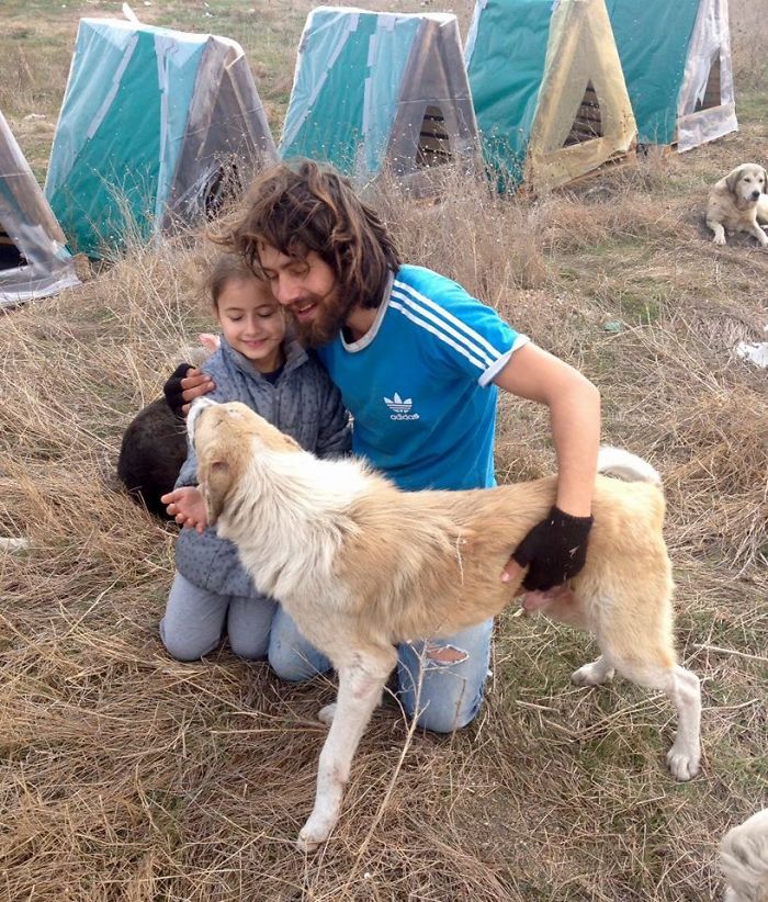 Meet Gökçer Korkmaz, The Bighearted Volunteer Who Is Living With 500+ Animals Meet Gökçer Korkmaz, The Bighearted Volunteer Who Is Living With 500+ Animals