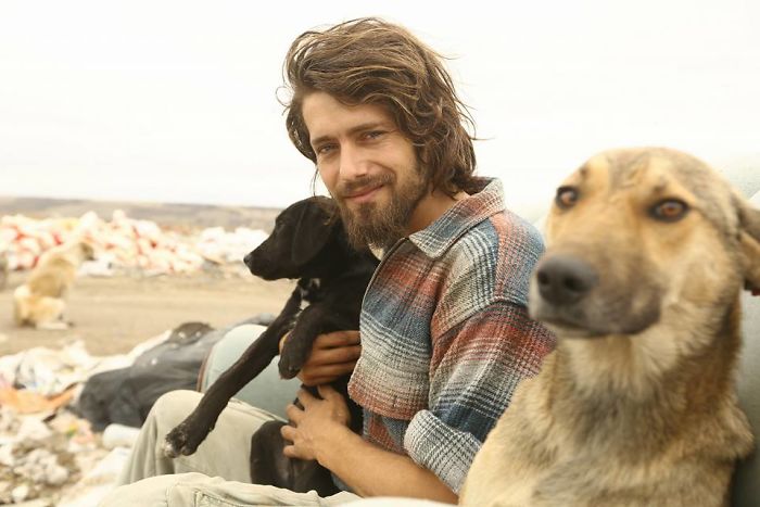 Meet Gökçer Korkmaz, The Bighearted Volunteer Who Is Living With 500+ Animals Meet Gökçer Korkmaz, The Bighearted Volunteer Who Is Living With 500+ Animals