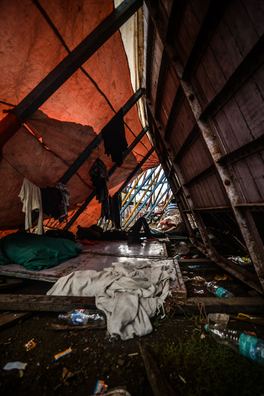 I Documented Daredevil Stuntmen & Their Lives At "Well Of Death" I Documented Daredevil Stuntmen & Their Lives At "Well Of Death"