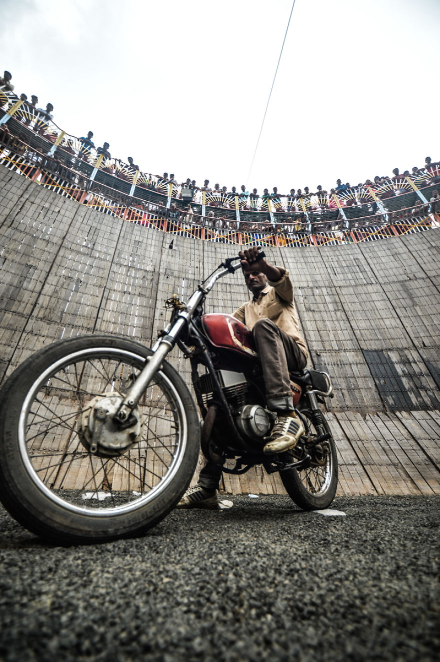 I Documented Daredevil Stuntmen & Their Lives At "Well Of Death" I Documented Daredevil Stuntmen & Their Lives At "Well Of Death"