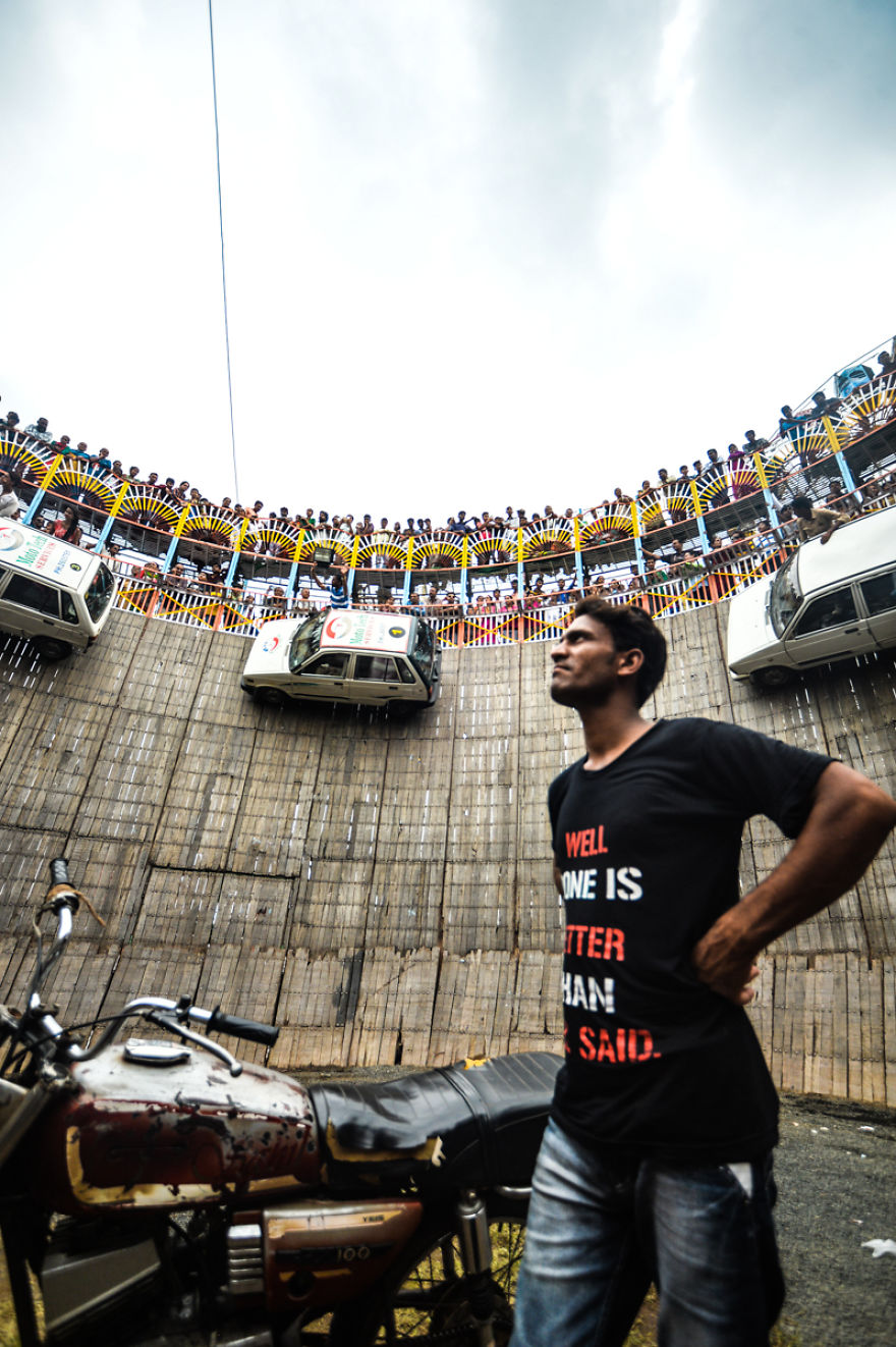 I Documented Daredevil Stuntmen & Their Lives At "Well Of Death" I Documented Daredevil Stuntmen & Their Lives At "Well Of Death"