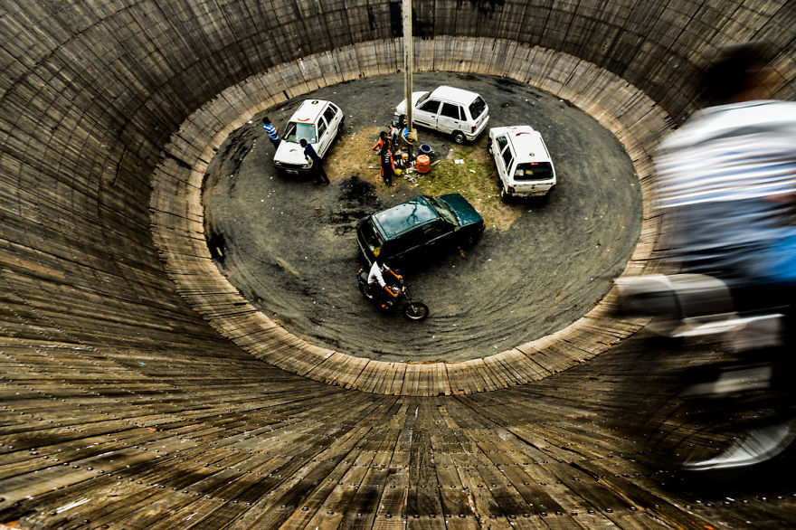 I Documented Daredevil Stuntmen & Their Lives At "Well Of Death" I Documented Daredevil Stuntmen & Their Lives At "Well Of Death"