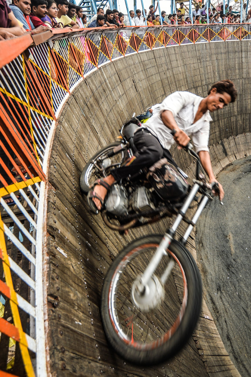 I Documented Daredevil Stuntmen & Their Lives At "Well Of Death" I Documented Daredevil Stuntmen & Their Lives At "Well Of Death"