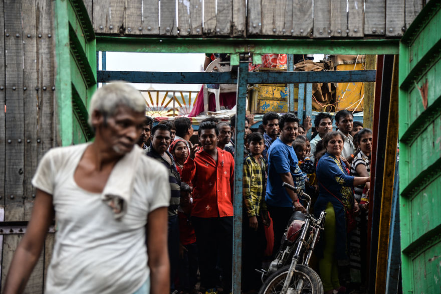 I Documented Daredevil Stuntmen & Their Lives At "Well Of Death" I Documented Daredevil Stuntmen & Their Lives At "Well Of Death"