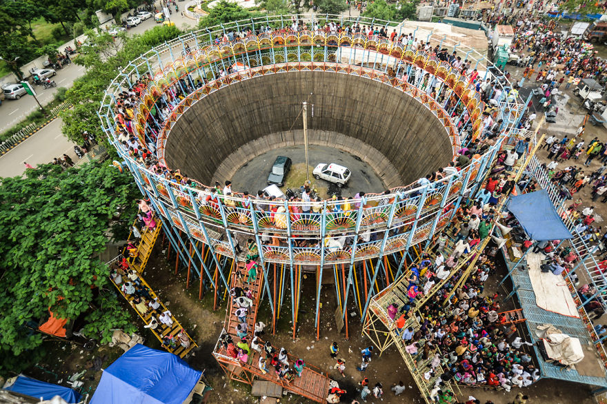 I Documented Daredevil Stuntmen & Their Lives At "Well Of Death" I Documented Daredevil Stuntmen & Their Lives At "Well Of Death"
