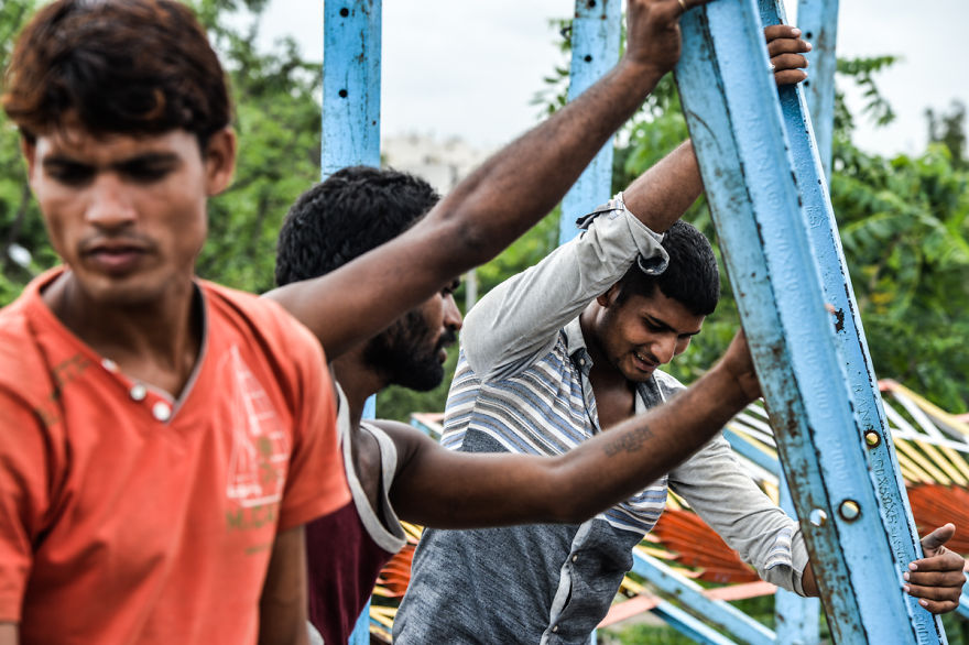 I Documented Daredevil Stuntmen & Their Lives At "Well Of Death" I Documented Daredevil Stuntmen & Their Lives At "Well Of Death"