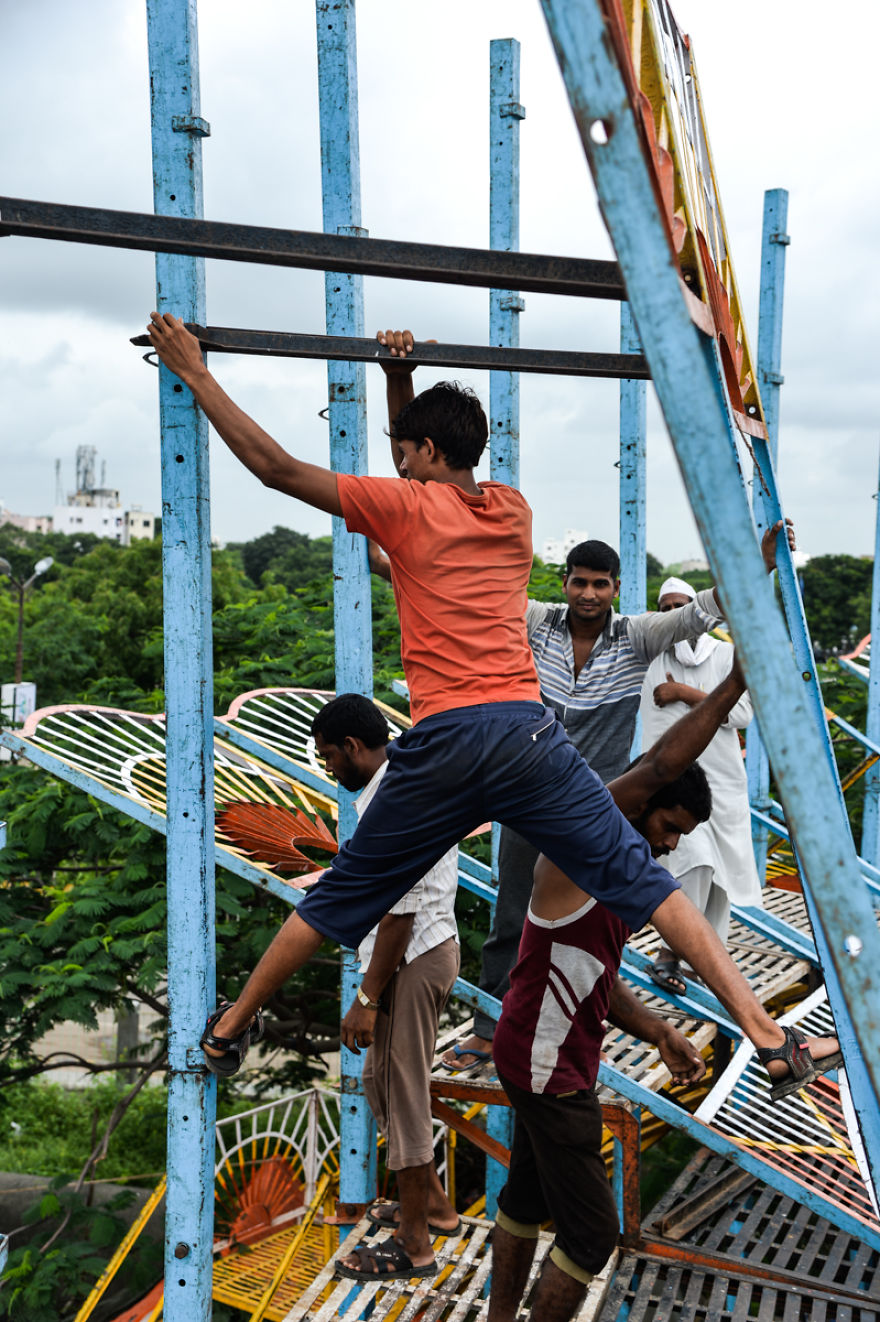 I Documented Daredevil Stuntmen & Their Lives At "Well Of Death" I Documented Daredevil Stuntmen & Their Lives At "Well Of Death"