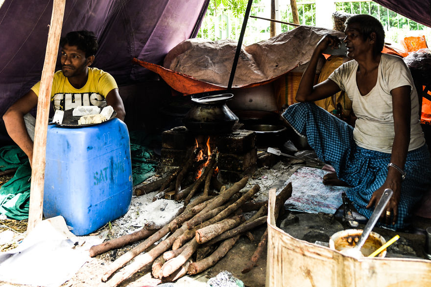I Documented Daredevil Stuntmen & Their Lives At "Well Of Death" I Documented Daredevil Stuntmen & Their Lives At "Well Of Death"