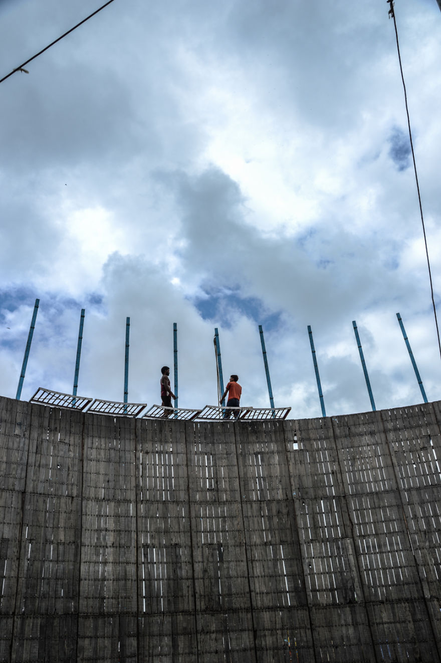 I Documented Daredevil Stuntmen & Their Lives At "Well Of Death" I Documented Daredevil Stuntmen & Their Lives At "Well Of Death"