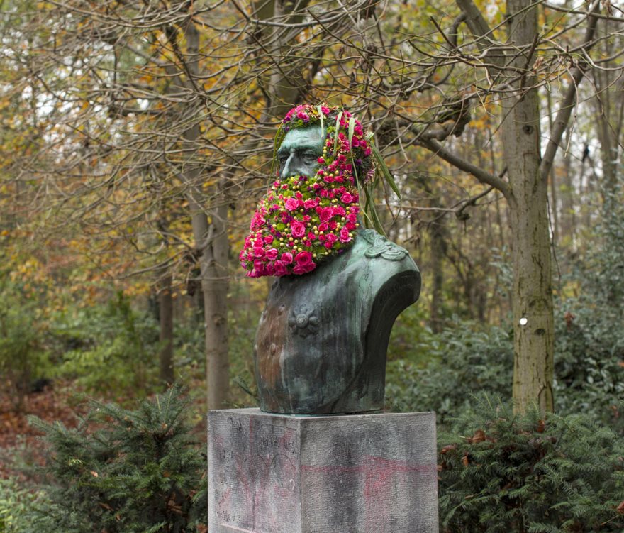 flower-crowns-beards-monuments-geoffroy-mottart-brussels-7 flower-crowns-beards-monuments-geoffroy-mottart-brussels-7