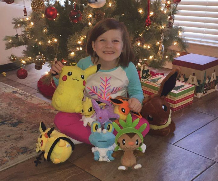 Esta niña de 6 años usó la huella dactilar de su madre mientras dormía para comprarse regalos por valor de 250$ en Amazon