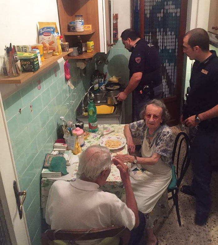 After Police Found Elderly Couple Crying, They Cooked Them Pasta And Stayed For A Chat