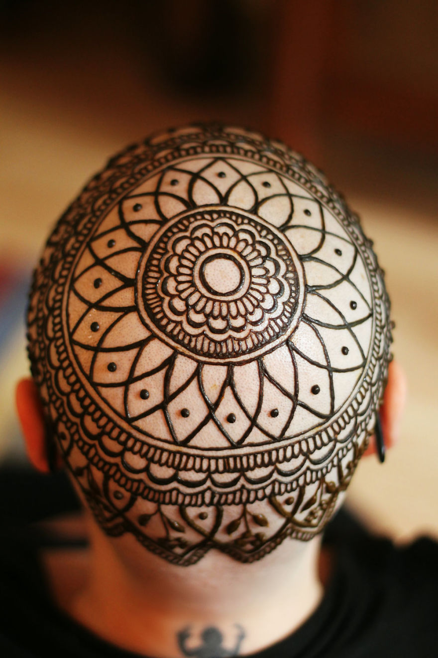 Artist Who Lost Her Stepfather To Cancer Is Now Making Free Henna Crowns For Cancer Patients