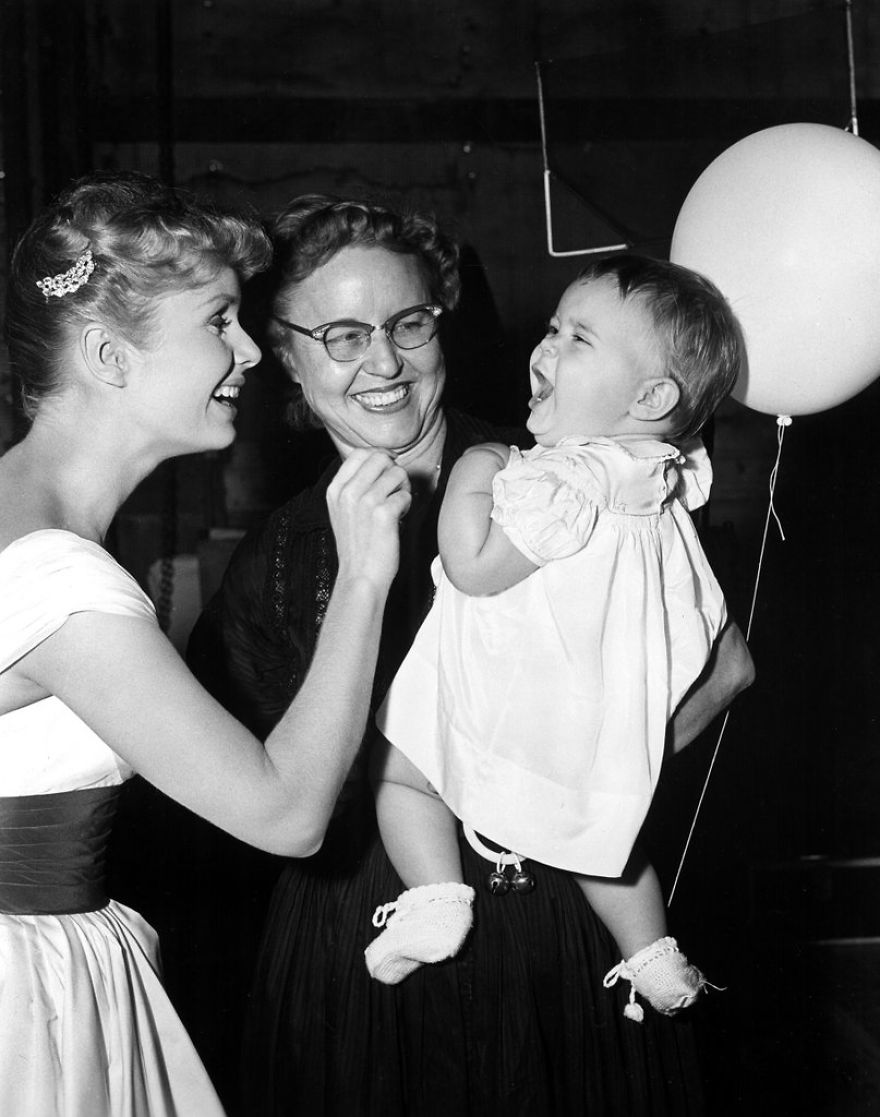 Carrie Fisher & Debbie Reynolds Growing Up Together In 31 Touching Vintage Photos Carrie Fisher & Debbie Reynolds Growing Up Together In 31 Touching Vintage Photos