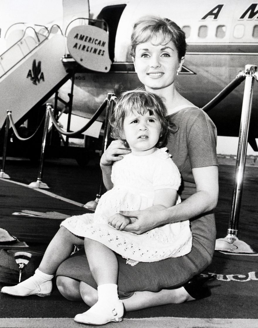 Carrie Fisher & Debbie Reynolds Growing Up Together In 31 Touching Vintage Photos Carrie Fisher & Debbie Reynolds Growing Up Together In 31 Touching Vintage Photos
