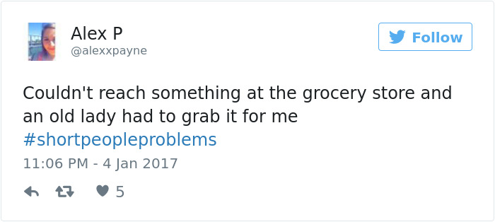 Tweet about short people problems, needing help at a grocery store, with hashtag #shortpeopleproblems.
