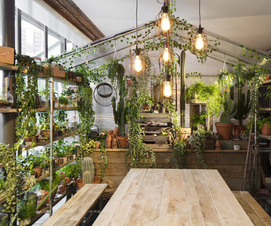 Airbnb And Pantone Create "Outside In" House In London To Help People Fight The Winter Blues Airbnb And Pantone Create "Outside In" House In London To Help People Fight The Winter Blues