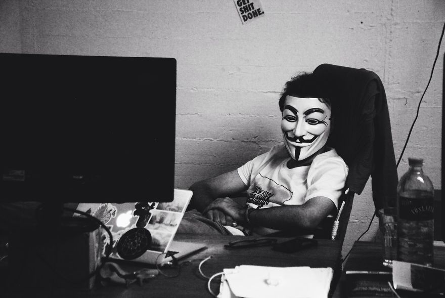 I Travel Across Europe To Take Candid Photos Of Human Loneliness