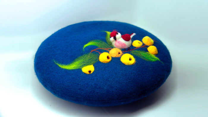 I Using Needle Felt Techniques To Make Wool Beret, Kiss Lock Pouch And Phone Cases