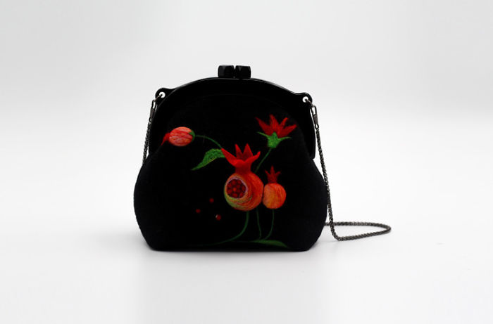 I Using Needle Felt Techniques To Make Wool Beret, Kiss Lock Pouch And Phone Cases