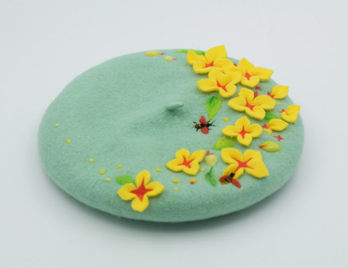I Using Needle Felt Techniques To Make Wool Beret, Kiss Lock Pouch And Phone Cases