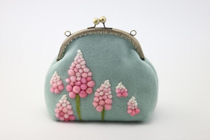 I Using Needle Felt Techniques To Make Wool Beret, Kiss Lock Pouch And Phone Cases