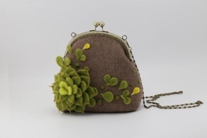 I Using Needle Felt Techniques To Make Wool Beret, Kiss Lock Pouch And Phone Cases