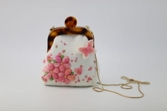 I Using Needle Felt Techniques To Make Wool Beret, Kiss Lock Pouch And Phone Cases